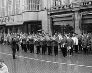850930 Afbeelding van een Utrechts fanfarekorps dat speelt bij de ontvangst van de nieuwe burgemeester H.G.I. baron van ...